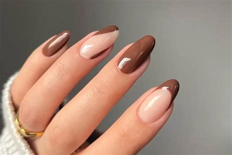 Descubre la elegancia en tus manos con uñas de gel en tono marrón claro