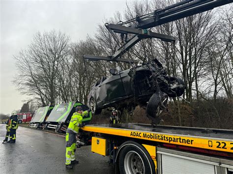 Zwei Tote Ein Schwerverletzter Bei Unfall In Waldeck Frankenberg