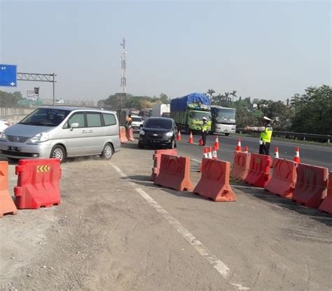 Tol Jakarta Cikampek Dipadati Pemudik Contraflow Diberlakukan