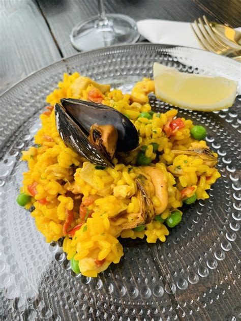 Paella Med Kyckling Och Skaldjur Ljuvliganina