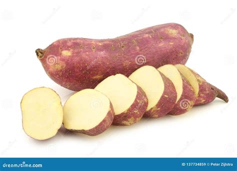 Batata Doce Recentemente Colhida E Algumas Fatias Imagem De Stock