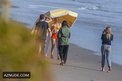 Amber Valletta Poses In A Bikini With A Big Umbrella In The Shores On