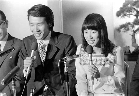 1971年6月、婚約発表をする前川清と藤圭子さん ― スポニチ Sponichi Annex 芸能