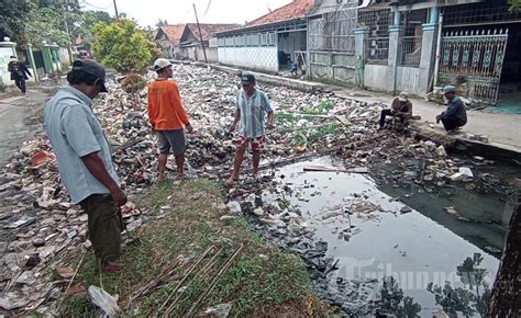 Sampah Menyelimuti Kali Kaya Teluk Naga Kab Tangerang Dikeluhkan Warga