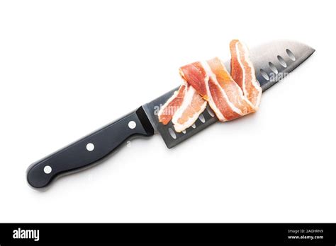 Las Tiras De Tocino Ahumado Y Cuchillo Aislado Sobre Fondo Blanco