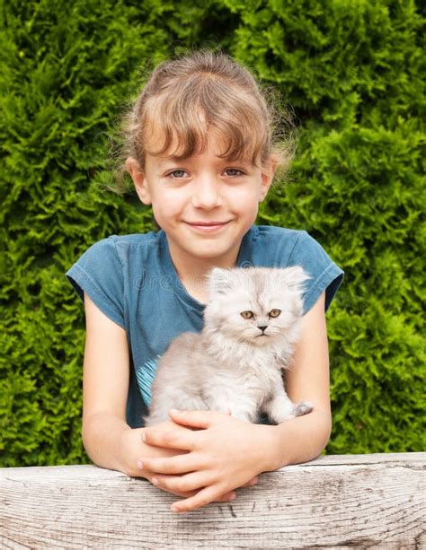 Jeune Fille Avec Le Chaton Du Chat Persan Photo Stock Image Du Jeunesse Chéri 74425256