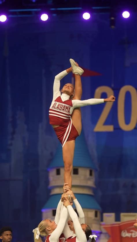 Pin By Daria On Cheer Cheer Pictures Hot Cheerleaders Beautiful Athletes