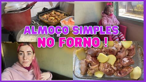 DONA DE CASA NA COZINHA FIZ FRANGO A PASSARINHO NO FORNO ALMOÇO