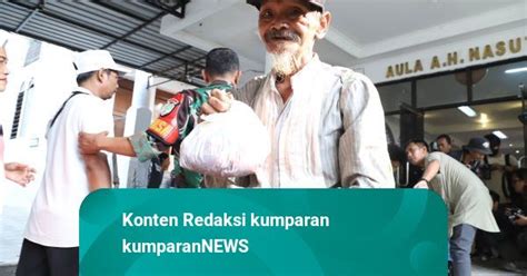 Foto Pembagian Daging Kurban Di Masjid Cut Meutia Jakpus Kumparan