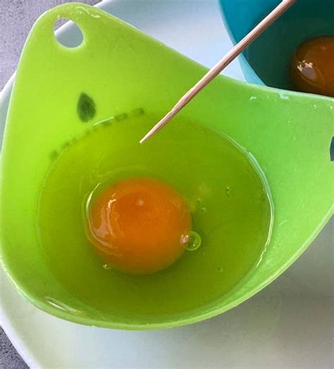 How To Poach Eggs In Silicone Cups In The Microwave