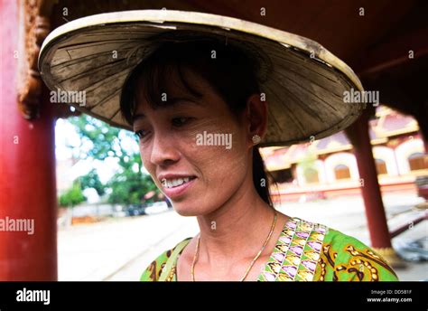 Wearing A Traditional Hat Hi Res Stock Photography And Images Alamy