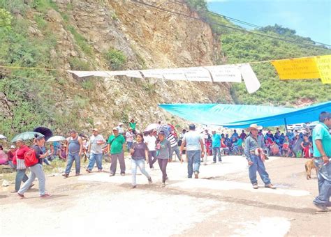 Bloquean Padres Y Maestros La Carretera En Tlapa Exigen Aulas