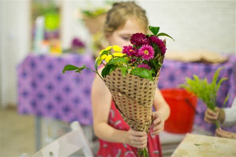 Petite Fille Avec Du Charme Tenant Un Bouquet De Fleur Photo Stock