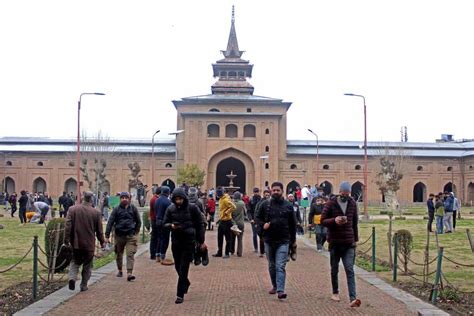 Jamia Masjid In Srinagar Prohibits Men And Women From Sitting Together