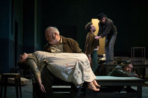 L Albergo Dei Poveri La Prevaricazione In Scena Al Teatro Di Roma