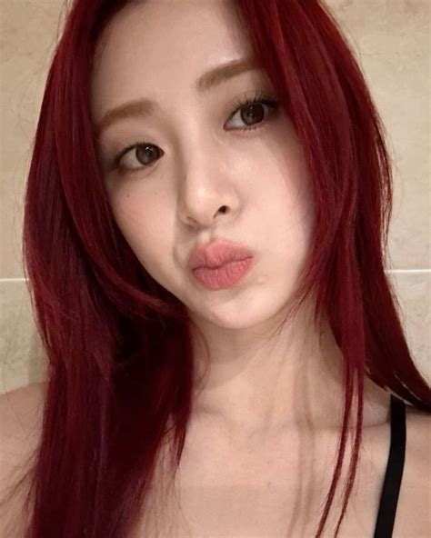 Lesserafim Yunjin Lesserafimyunjin Huhyunjin 르세라핌 윤진 허윤진 In 2024 Red Hair Kpop Korean