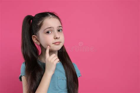 Niña Pequeña Pensativa En Un Espacio De Fondo Rosado Para Texto Pensar En La Respuesta A La