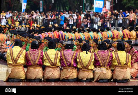 Saman dance indonesia hi-res stock photography and images - Alamy