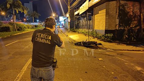 Motorista abandona carro e foge após atropelar vigilante em avenida de