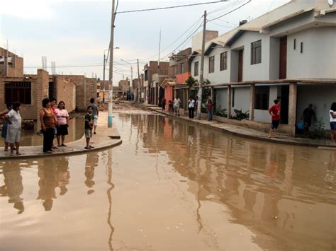 Acequia Se Desborda E Inunda Unas Viviendas En Chiclayo Noticias