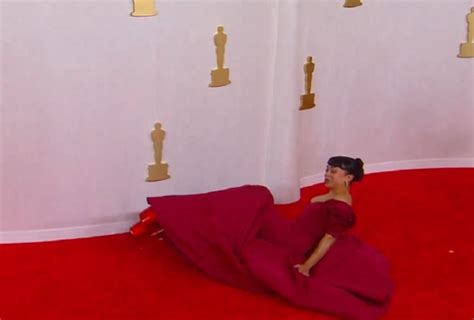 Atriz Liza Koshy Leva Tombo No Tapete Vermelho Do Oscar Graus