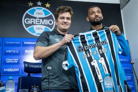 João Pedro destaca escolha pelo Grêmio e diz poder jogar ao lado de Suárez