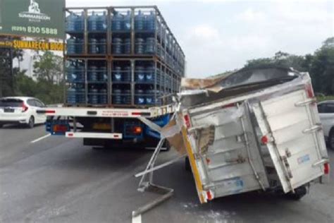 Pecah Ban Mobil Boks Dan Truk Galon Kecelakaan Di Tol Jagorawi Jabar