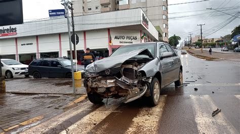 Motorista Invade Preferencial E Causa Acidente Na Avenida Sete De