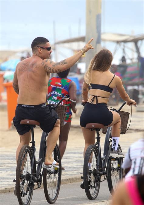 Filipe Ret Cercado Por F S E Causa Tumulto Em Praia No Rio Fotos