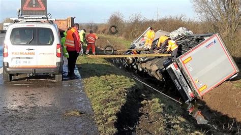 Lkw Fahrer In Lebensgefahr Nach Unfall Auf B Bei Helmstedt