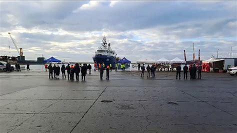 Migranti La Sea Watch 5 Al Porto Di Marina Di Carrara Video Dailymotion