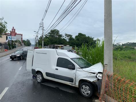 Carro bate contra poste e deixa trânsito lento na região do Leite Trevo