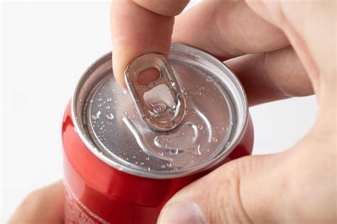 Primer Plano De La Mano De Un Hombre Abriendo Una Lata De Refresco Roja