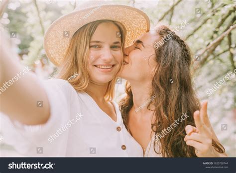 Two Happy Girls Making Selfie Kissing Foto Stock 1920728744 Shutterstock