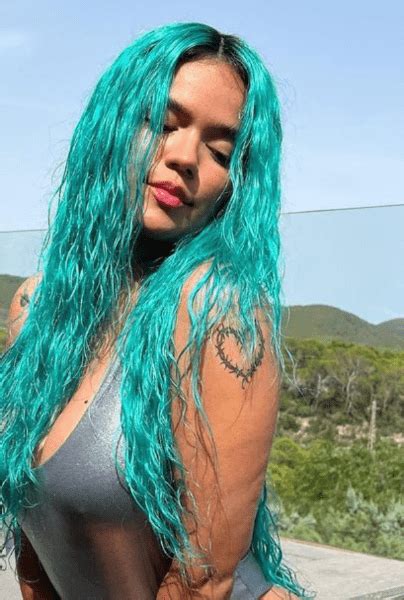 Karol G le dice adiós a su cabello azul con un homenaje fotográfico