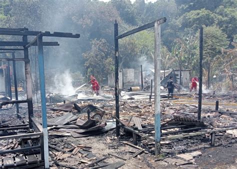 Damkar Kobar Berupaya Padamkan Kebakaran Permukiman Di Desa Teluk Bogam