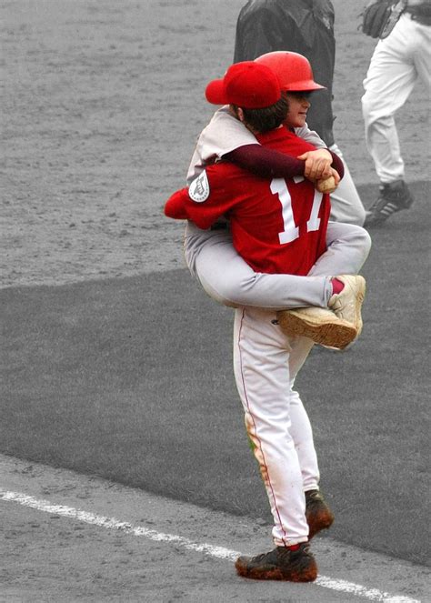 jugador de baseball chico murciélago hermanos emoción jugador