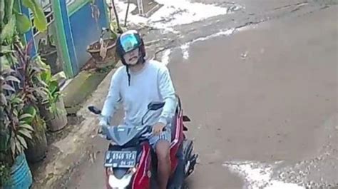 Terekam Cctv Remas Dada Ibu Muda Di Depan Balita Ciri Pelaku Begal