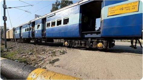 Train Accidentबंगाल में बड़ा रेल हादसा टला ट्रेन के इंजन से अलग हुए