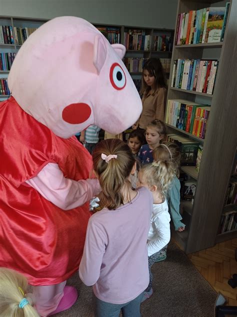 Zabawy ze Świnką Peppą Gminna Biblioteka Publiczna w Strzeleczkach