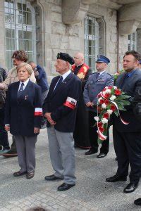 Uroczyste odsłonięcie tablicy pamiątkowej na budynku KWP w Szczecinie