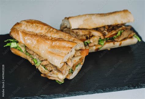 Sandwich De Pollo Queso Y Verduras Hecho En Pan De Baguette Stock