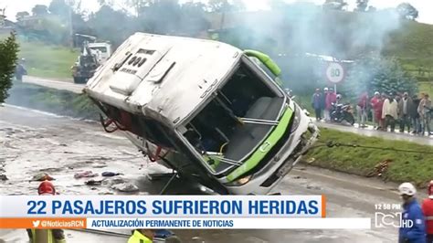 Accidente De Un Bus En La Vía Tunja Bogotá Deja Dos Personas Muertas Y 22 Heridas Youtube