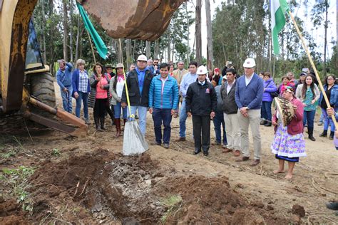 MOP y habitantes instalan primera piedra para la pavimentación del