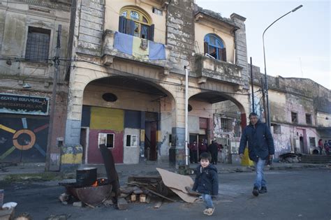 Incendio En El Conventillo Familias Acampan En La Calle Y Piden Ayuda