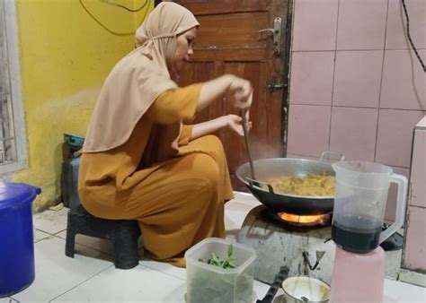 Inovasi Warga Kuningan Minyak Jelantah Jadi Bahan Bakar Kompor