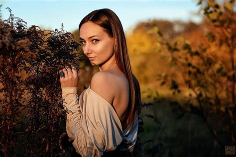 女性、 モデル、 ブルネット、 長い髪、 ポートレート、 屋外、 見る人、 官能的な視線、 裸の肩、 ドレス、 ネックレス、 被写界深度、 屋外の女性、 Hdデスクトップの壁紙