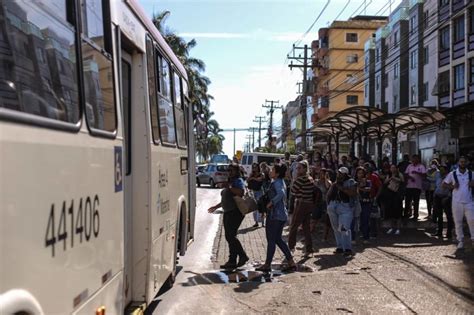 Passageiros Enfrentam Nibus Lotados Paradas Cheias E Atrasos Ap S