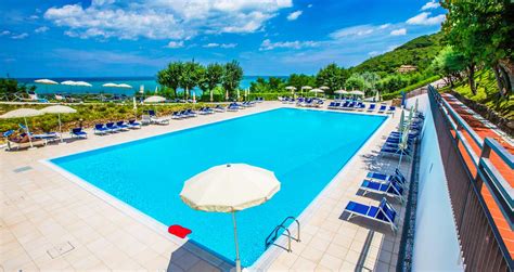 Ampia Piscina Con Vasca Idromassaggio All Hotel Capo Est