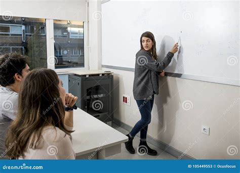 Groupe De Jeunes étudiants Prenant La Leçon à La Salle De Classe D